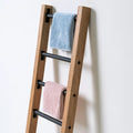 Scala portacoperte in legno, colore legno naturale